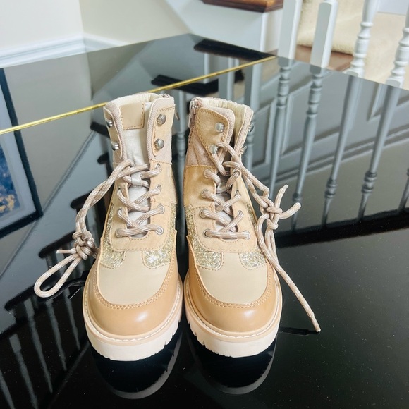 Shoes - Women's Tan Lace-Up Boots 7